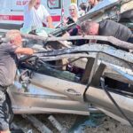 Bursa’da feci kaza: Bariyerlere çarpan otomobil demir yığınına döndü