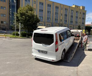 VATANDAŞ TRAFİKTE MAKAS ATAN 2 ARACI GÖRÜNTÜLEYİP POLİSE İHBAR ETTİ: 181 BİN LİRA CEZA VATANDAŞIN GÖRÜNTÜLÜ İHBARI SONRASI POLİS HAREKETE GEÇTİ: 2 SÜRÜCÜNÜN EHLİYETİNE EL KONULDU